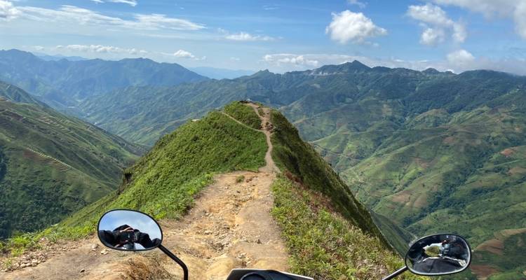 Motorspiegels weerspiegelen prachtig berglandschap.