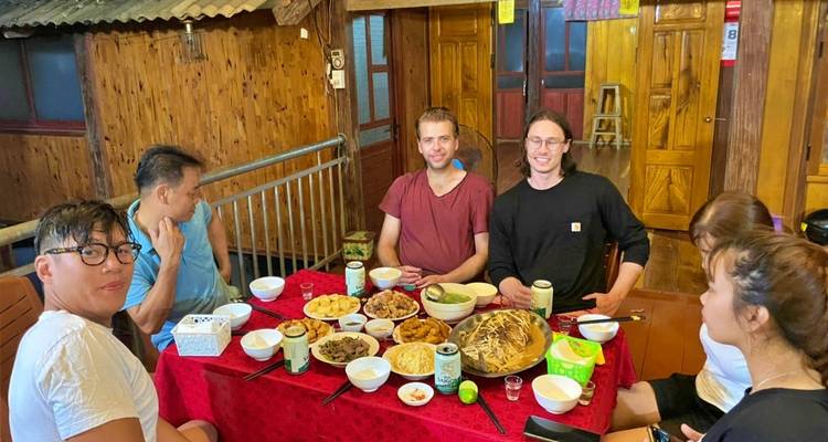 Groep geniet van een maaltijd met lokale gerechten.