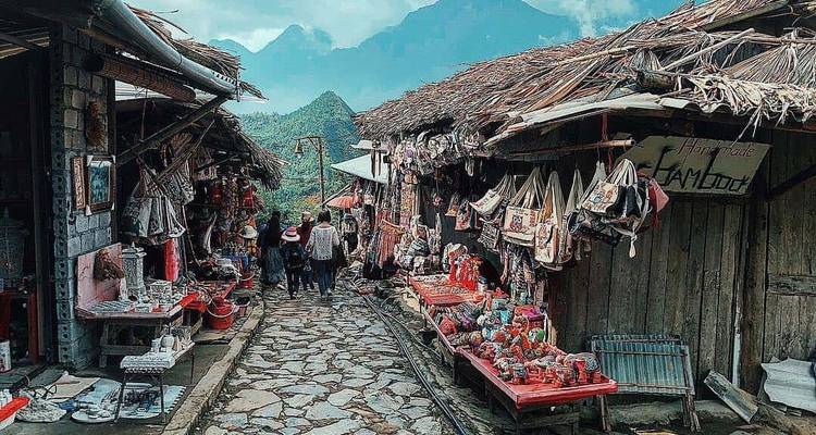 Eine belebte Marktstraße mit lokalem Kunsthandwerk und Touristen, die hindurchgehen.