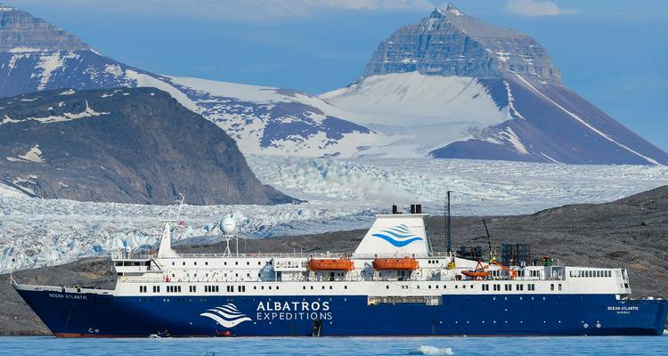 Navire d'expédition près de montagnes et de glaciers.