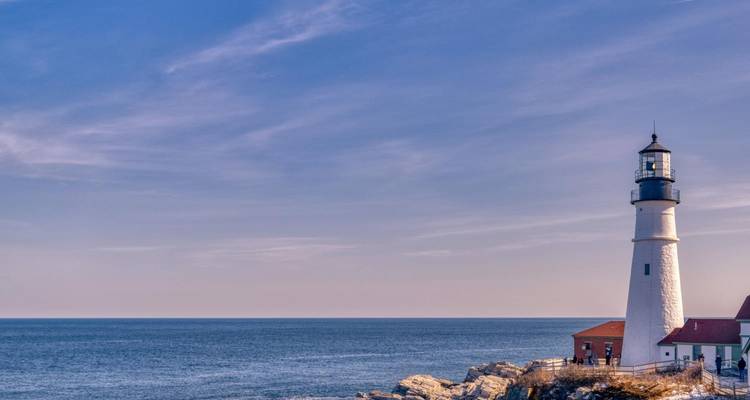 Le phare de Portland Head Light surplombant un vaste océan.