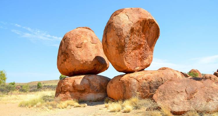 Dos grandes rocas equilibradas en un entorno desértico.