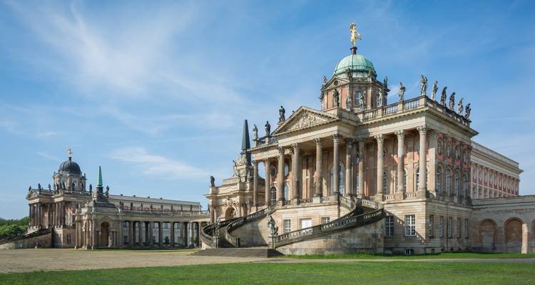 Gros plan d'un bâtiment historique détaillé avec des colonnes.