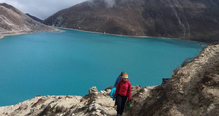 Wandern an einem türkisfarbenen See in den Bergen.