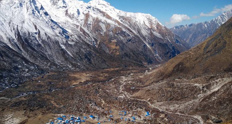Eine Luftaufnahme von schneebedeckten Bergen.