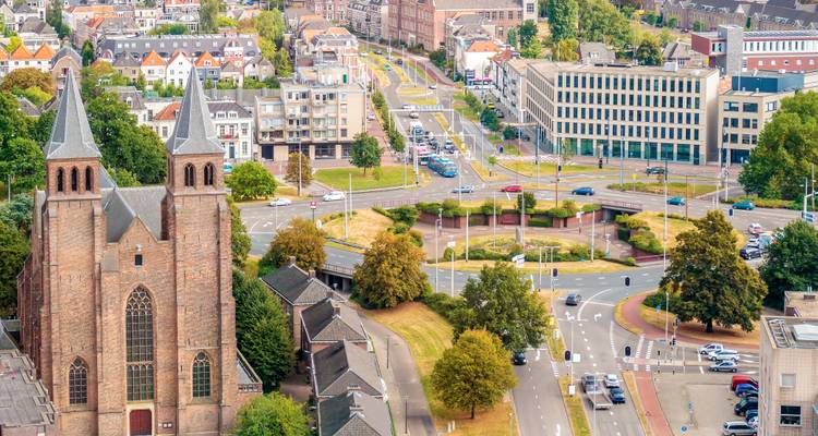 Vue aérienne de la ville montrant un mélange d'architecture moderne et traditionnelle.