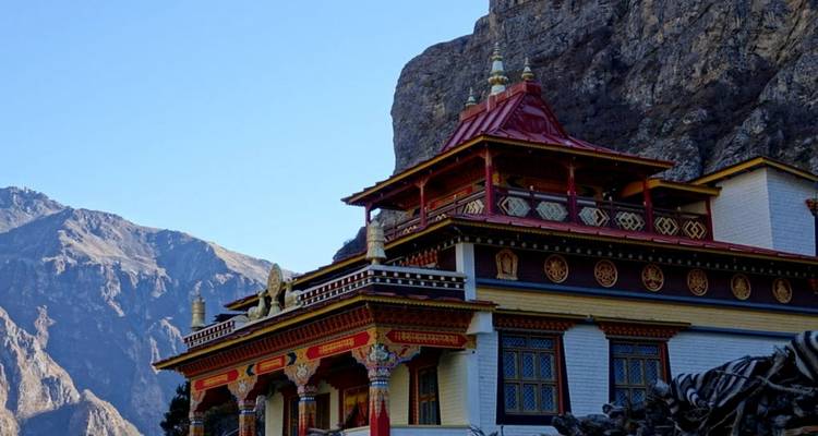 Große Tempelanlage mit Bergen im Hintergrund.