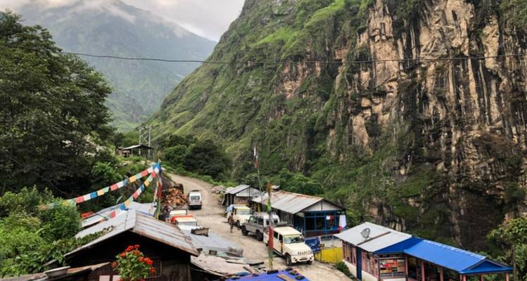 Straße, die durch ein Bergdorf mit bunten Dächern führt.