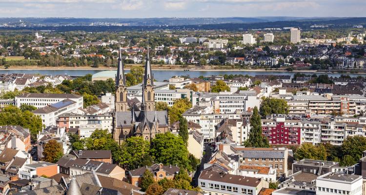 Paysage urbain avec une grande église et une rivière.