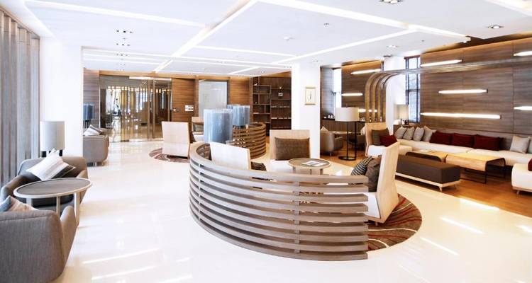 Eine moderne Lounge mit zeitgenössischen Sitzmöbeln und Dekoration.