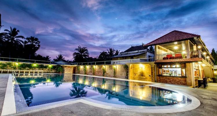 Ein Poolbereich mit malerischem Sonnenuntergangsblick.