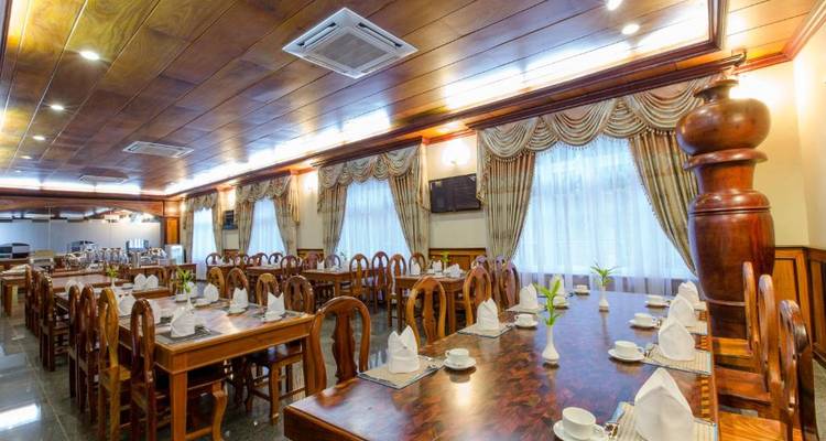 Ein traditionelles Holz-Esszimmer-Arrangement mit verzierten Stühlen.