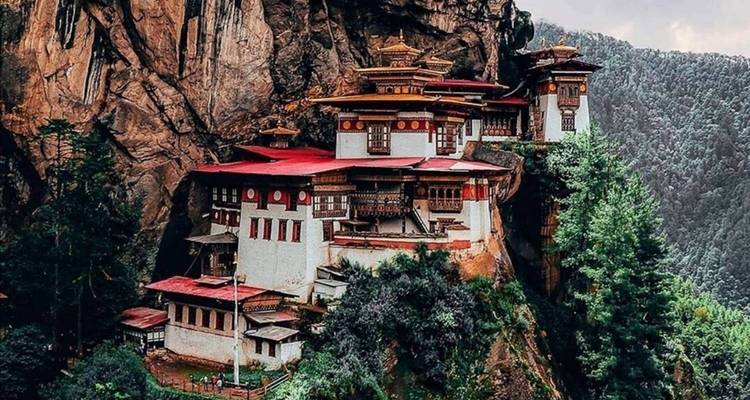 Monasterio del Nido del Tigre construido en un acantilado