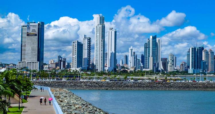 Horizonte de la Ciudad de Panamá con un paseo marítimo y gente caminando.