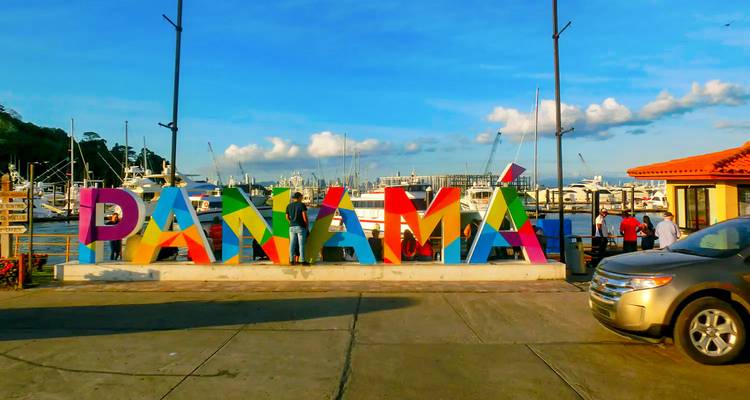 Letrero colorido de 'PANAMÁ' en una marina.