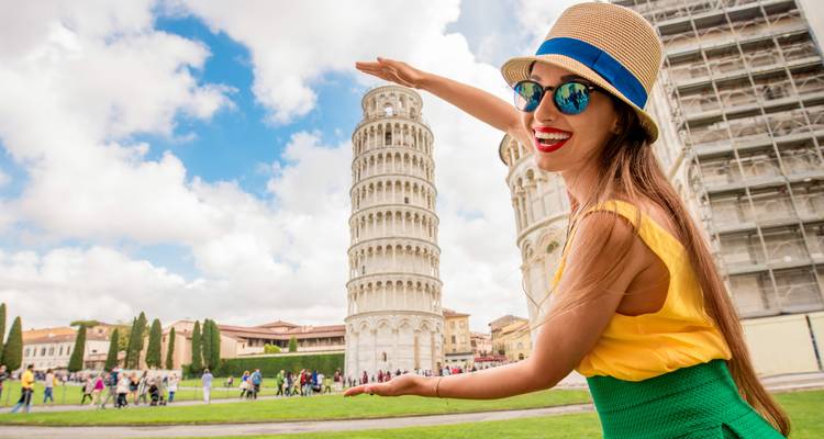 Tourist, der mit dem Schiefen Turm von Pisa posiert.