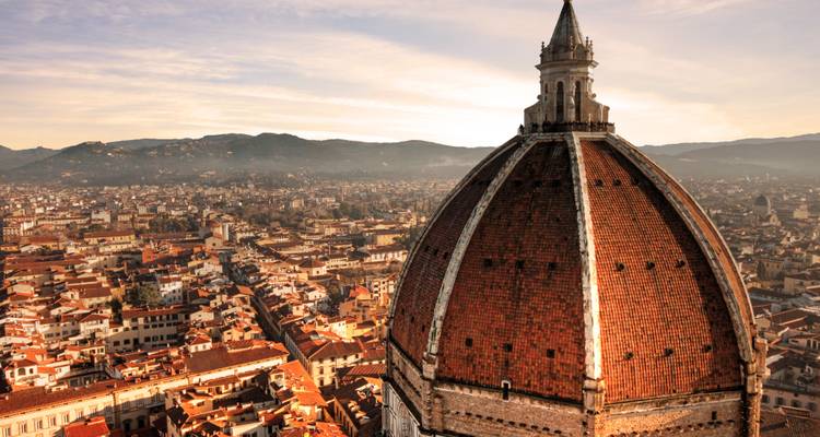 Große Kuppel mit Blick auf eine Stadtlandschaft mit Hügeln im Hintergrund.