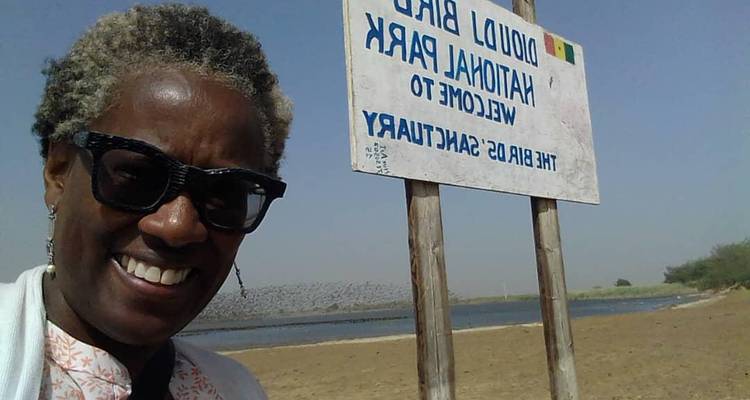 Selfie einer Person mit einem Nationalpark-Schild.