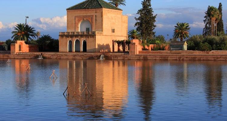 Pavillon der Menara-Gärten spiegelt sich im Wasser.