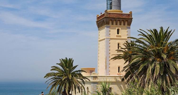 Leuchtturm mit Palmen und Meerblick