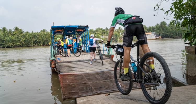 Radfahrer gehen an Bord einer Fähre.