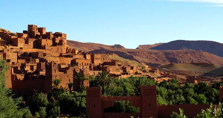Aït Benhaddou met een persoon die uitkijkt over de vallei.
