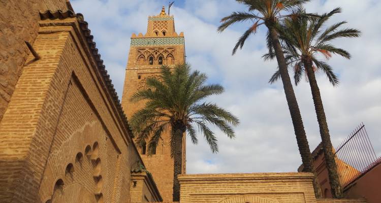 Mosquée Koutoubia à Marrakech avec des palmiers.