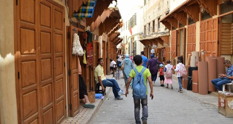 Une rue animée dans le marché de Fès.