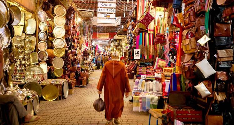 Une ruelle de marché animée avec des étalages colorés.