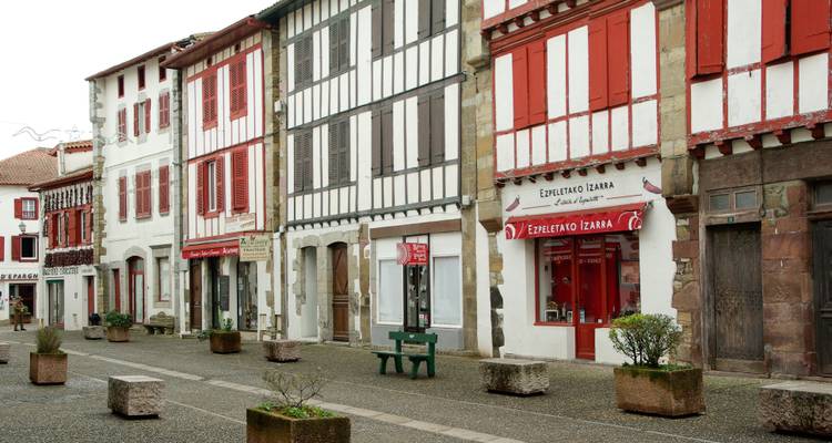 Calle con casas tradicionales de entramado de madera.