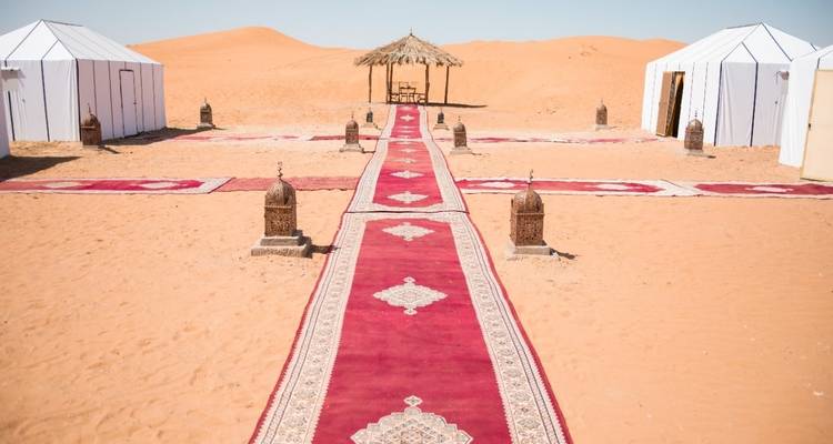 Camp du désert avec tapis décoratifs.
