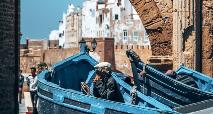 Pêcheur préparant des bateaux dans une ville côtière.