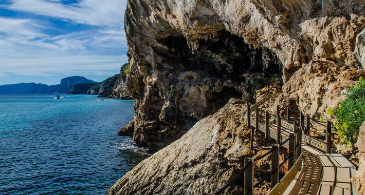 Sentier côtier le long des falaises au bord de la mer.