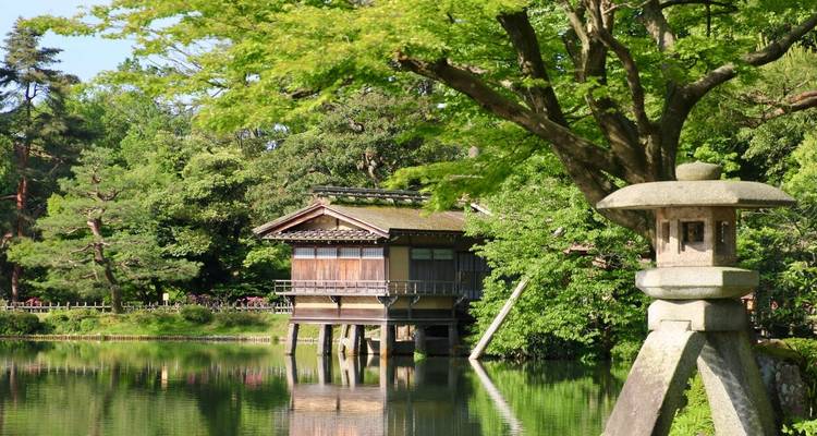 Traditioneller japanischer Garten mit einem Teich und Teehaus.