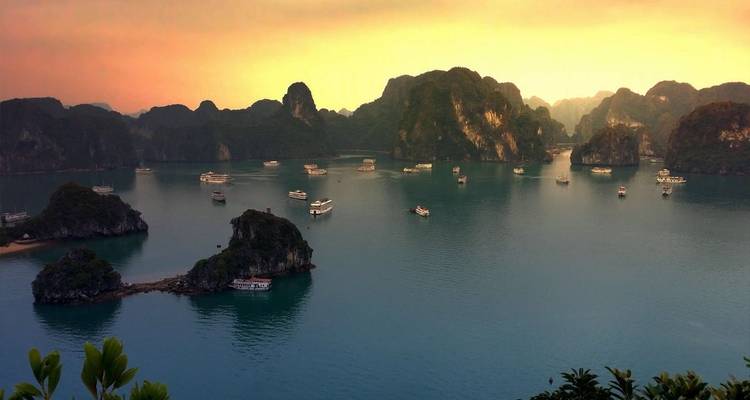 Halong-Bucht mit Booten im Wasser und dramatischen Klippen.