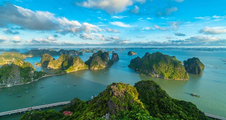 Halong-Bucht mit zahlreichen Kalksteininseln von oben betrachtet.