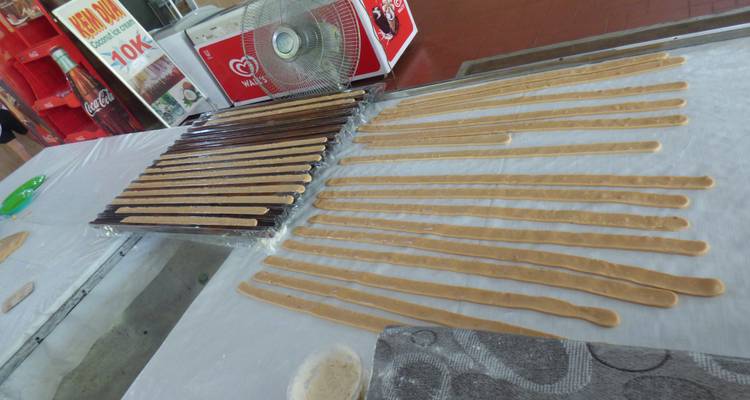 Zubereitung traditioneller Speisen mit auf einem Tisch ausgelegten Zutaten.