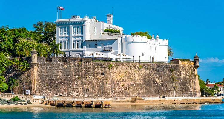 Construcción de fortaleza junto al océano azul tranquilo.