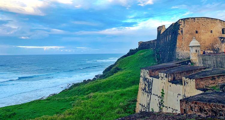 Fortaleza con vista al mar con primer plano de hierba.