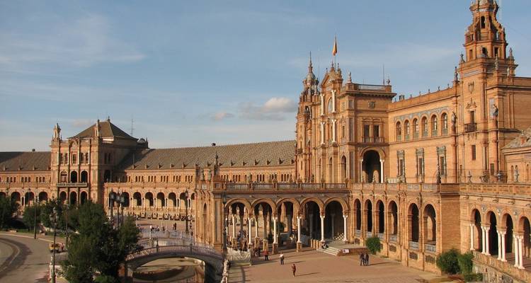 Ein großer Platz mit ausgedehnter Architektur und Bögen bei Tag.