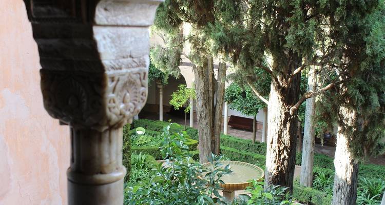 Üppiger Gartenblick durch kunstvolle Architektur.