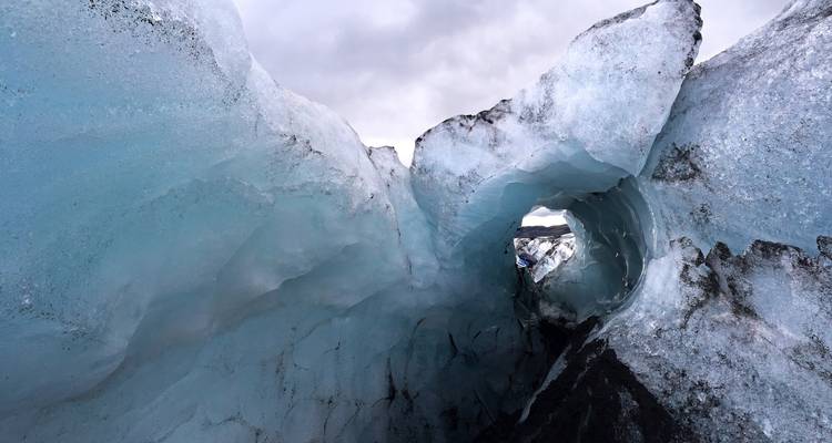 Característica glaciar de color azul helado con una formación similar a un túnel.