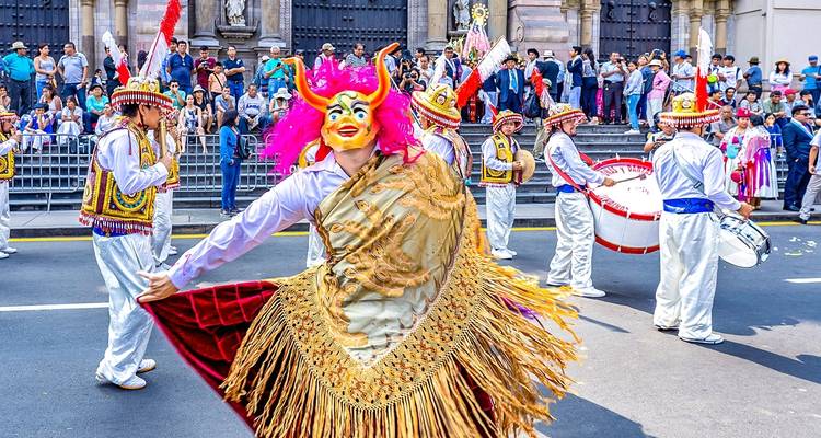 Desfile callejero con trajes coloridos y músicos