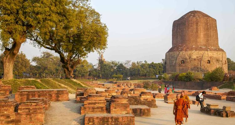 Boeddhistische plek met stupa's en wandelende monniken.