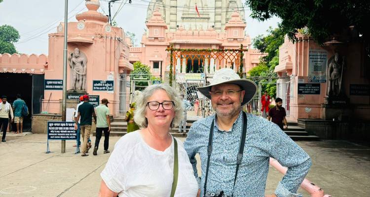Twee toeristen die poseren voor een tempel.