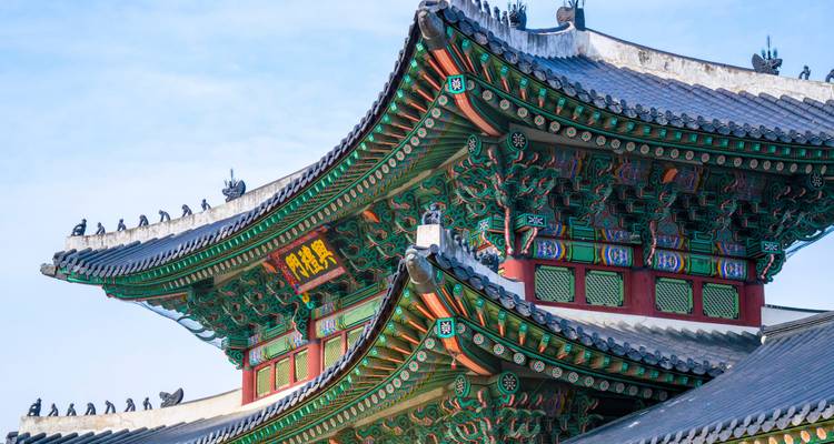 Primer plano de un techo ornamentado en un templo coreano.