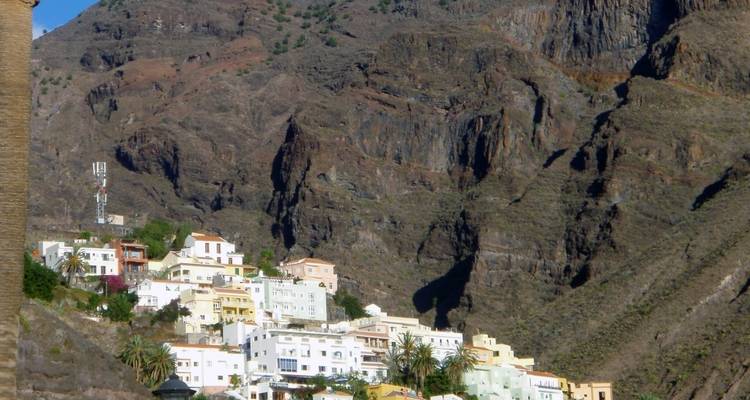 Casas urbanas construidas contra una ladera rocosa.