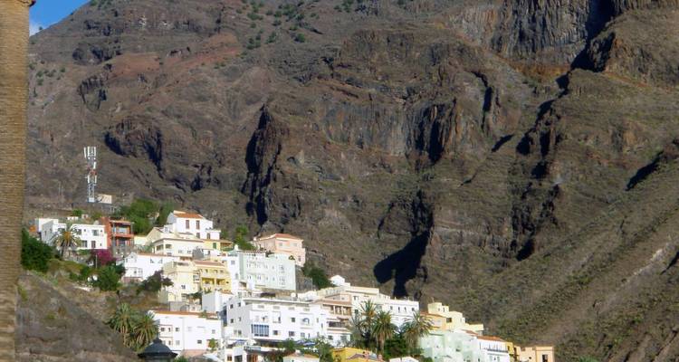 Pueblo de montaña con edificios blancos y coloridos.
