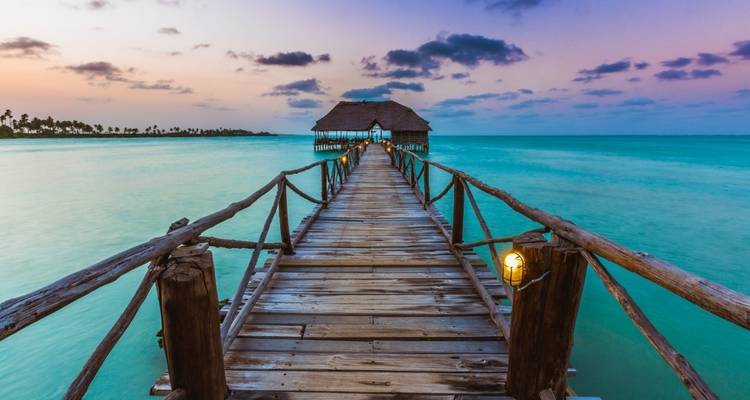 Vista escénica del muelle al atardecer con un océano tranquilo.