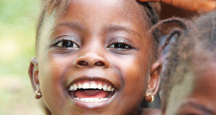 Nahaufnahme eines lächelnden Kindergesichts.